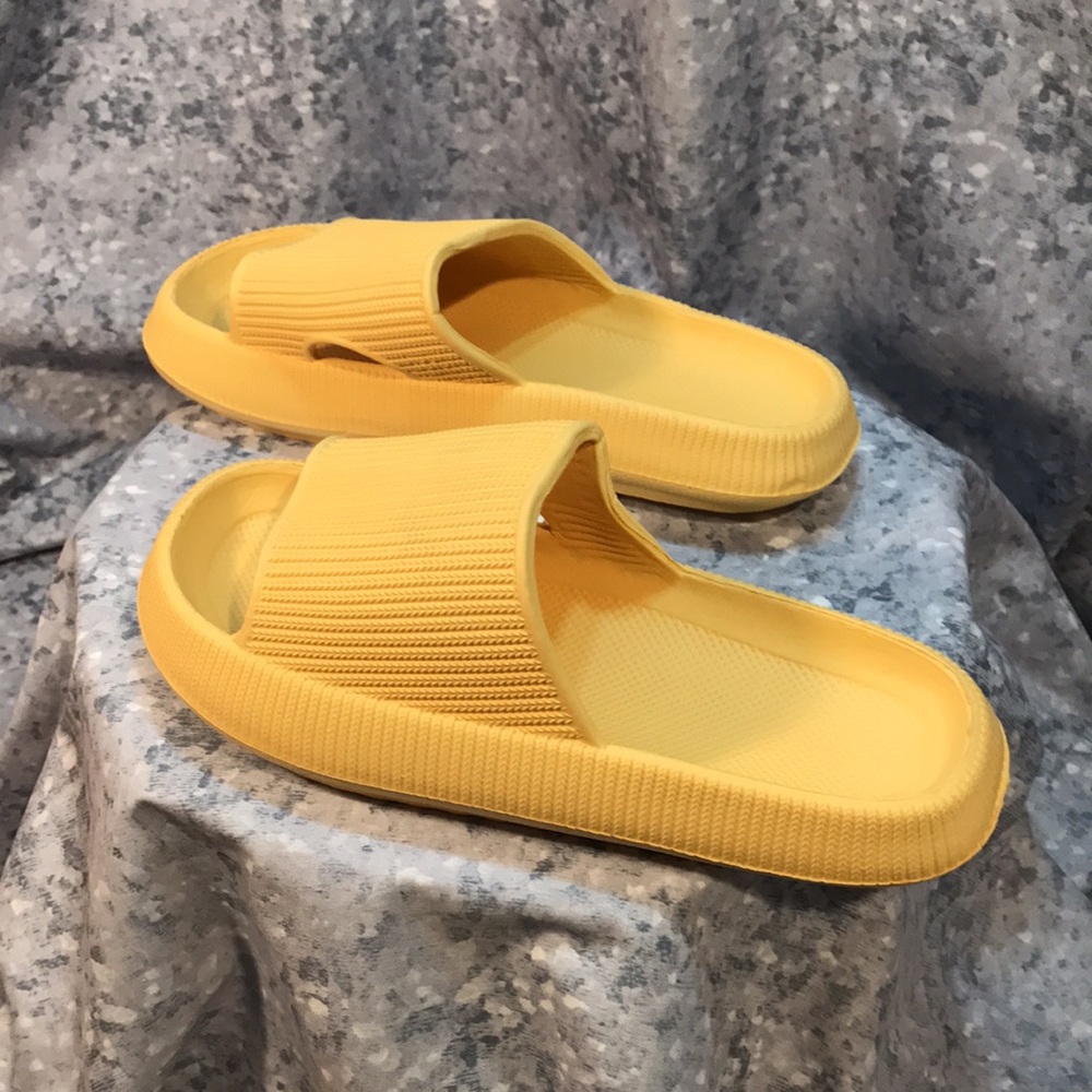 Men’s Size 7/8 Mustard Yellow Slide Sandals, Soft, Flexible, Supportive☀️NWOT☀️ - Picture 6 of 7